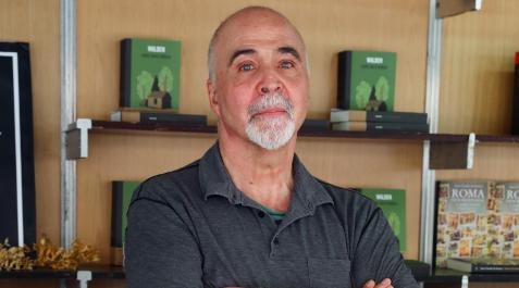 El autor pamplonés Ramón Herrera Torres, ayer en la plaza del Castillo.
