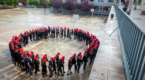 Los alumnos caminando en círculo en el patio de Jesuitinas. Arriba se puede ver la cámara que filma sus movimientos Los alumnos caminando en círculo en el patio de Jesuitinas. Arriba se puede ver la cámara que filma sus movimientos
