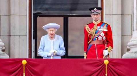 Isabel II se asoma al balcón del Palacio de Buckingham Isabel II se asoma al balcón del Palacio de Buckingham