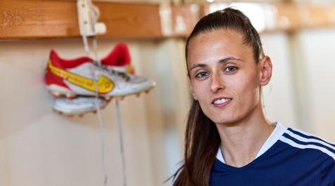 lorena Lorena Herrera posa para la entrevista con Diario de Navarra en el vestuario del equipo en Tajonar.