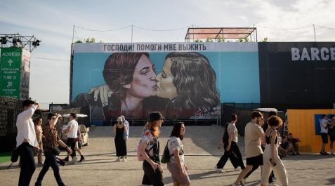 AYUSO-COLAU-PRIMAVERA-SOUND Beso entre la alcaldesa de Barcelona, Ada Colau, y la presidenta de la Comunidad de Madrid, Isabel Díaz Ayuso, en una lona en el Festival Primavera Sound de Barcelona
