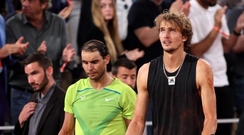 zverev Tras su lesión, Zverev regresó a la pista apoyado en dos muletas para escenificar su retirada y acompañado de Nadal