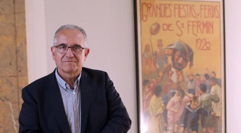 ENRIQUE-MAYA El alcalde Enrique Maya posa en las escaleras del Ayuntamiento con el cartel de las fiestas de 1920 como fondo