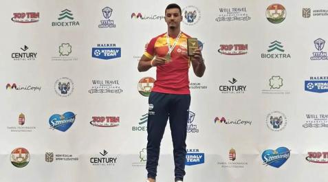 moha El luchador navarro del Gimnasio Kanku, Moha Hamedi, en el podio