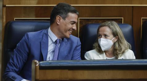 edro Sánchez Nadia Calviño El presidente del Gobierno, Pedro Sánchez, conversa con la vicepresidenta Nadia Calviño durante el pleno del Congreso donde Sánchez ha comparecido a petición propia para dar cuenta de las relaciones con Argelia