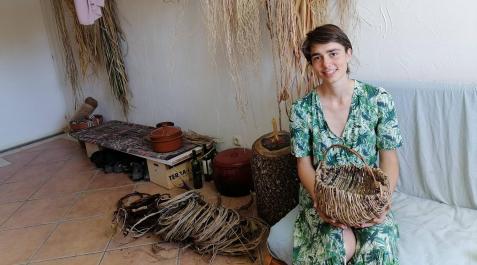 Leona Berengo en el salón de su apartamento en la ecoaldea de Artieda