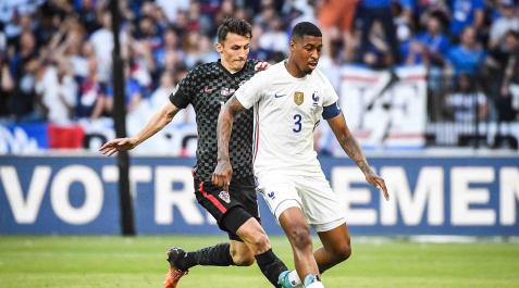 Ante Budimir presiona al capitán de Francia, Presnel Kimpembe Ante Budimir presiona al capitán de Francia, Presnel Kimpembe