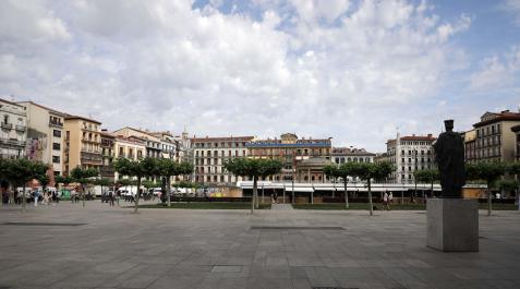 Plaza del Castillo Pamplona La plaza del Castillo, desde el final de Carlos III