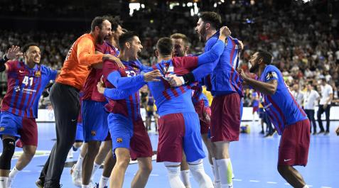 Los jugadores del Barcelona celebran su victoria en el Lanxess Arena de Colonia Los jugadores del Barcelona celebran su victoria en el Lanxess Arena de Colonia