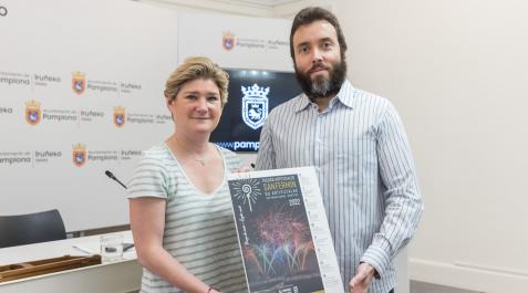 Mikel Pagola muestra el cartel del concuros de fuegos artificiales de San Fermín Mikel Pagola muestra el cartel del concuros de fuegos artificiales de San Fermín