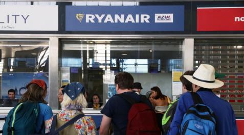 ryanair Varias personas se acercan a las ventanillas de la compañía aérea Ryanair en el aeropuerto Costa del Sol de Málaga