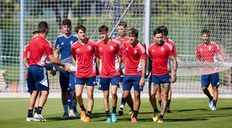 Osasuna En primer plano, Javi Martínez, Aimar Oroz, Iker Benito y el Chimy trasladan la portería en la sesión de este sábado en Tajonar.