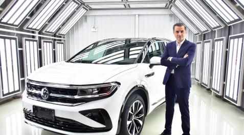 Michael Hobusch posa junto a uno de los vehículo de Volkswagen Michael Hobusch posa junto a uno de los vehículo de Volkswagen