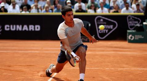 Carlos Alcaraz Carlos Alcaraz devuelve una pelota a Lorenzo Musetti