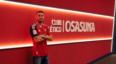 moi Moi Gómez, con la camiseta de Osasuna.