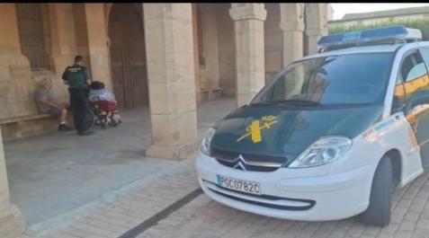 Imagen de un coche de la Guardia Civil con el peregrino atendido Imagen de un coche de la Guardia Civil con el peregrino atendido