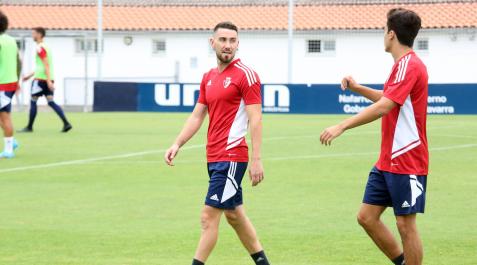 Moi Gómez Primer entrenamiento de Moi Gómez, que charla con Manu Sánchez