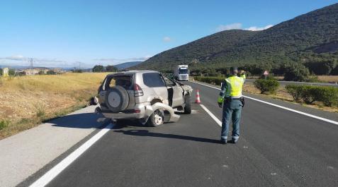 Accidente en Olóriz Un agente de la Guardia Civil, junto al coche accidentado