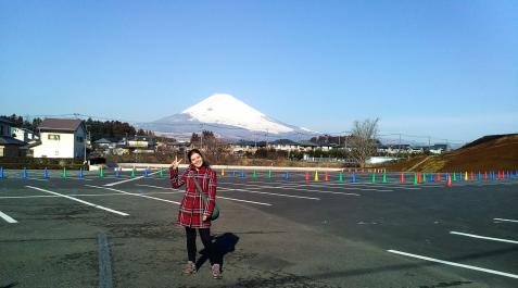 sara Sara Carramiñana posa ante el monte Fuji