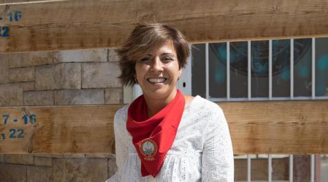 La alcaldesa de Buñuel, Mayte Espinosa, se apoya en una de las vallas del recorrido del encierro La alcaldesa de Buñuel, Mayte Espinosa, se apoya en una de las vallas del recorrido del encierro