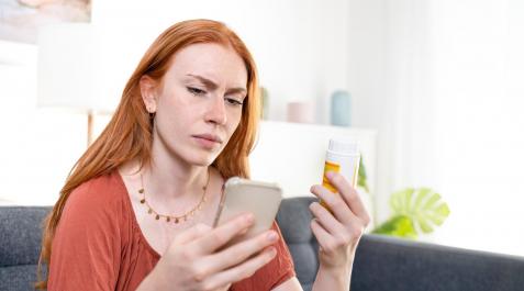 medicamentos Una mujer consulta la etiqueta de un medicamento