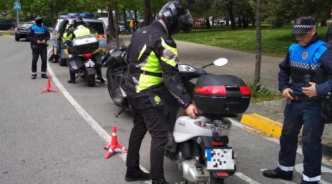 MotosPamplona Uno de los cotroles de motocicletas y ciclomotores efectuados en Pamplona por la Policía Municipal