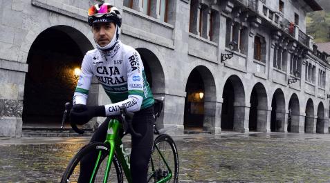 MNieve Mikel Nieve, en la plaza de Leitza, antes de empezar un entrenamiento el pasado abril