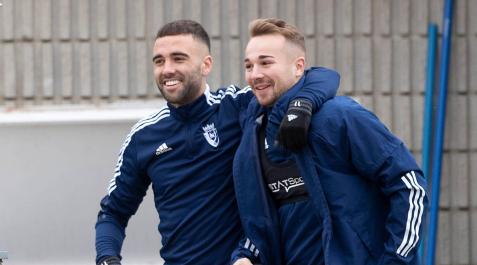 Osasuna Rober Ibáñez y Ontiveros saltan al césped en Tajonar