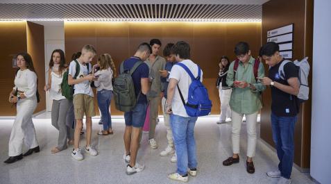 Alumnos de la Universidad de Navarra durante el primer día de curso Alumnos de la Universidad de Navarra durante el primer día de curso