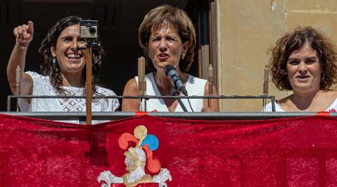 Desde la izda., Leire Gorritxo, Begoña Ganuza y Paula Martínez dirigiéndose a los vecinos y vecinas antes de lanzar el cohete. Desde la izda., Leire Gorritxo, Begoña Ganuza y Paula Martínez dirigiéndose a los vecinos y vecinas antes de lanzar el cohete.