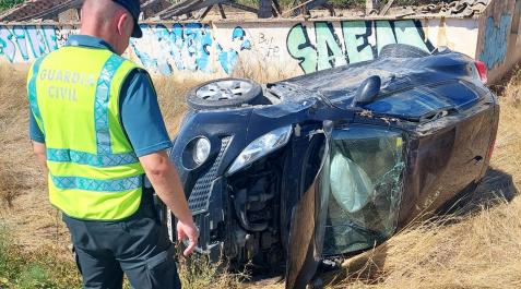 El coche accidentado en la NA-128, a la altura de Caparroso Suceso