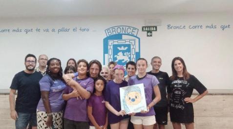 Las familias de la Fundación y miembros de la Peña Los del Bronce con el cartel de este año Las familias de la Fundación y miembros de la Peña Los del Bronce con el cartel de este año