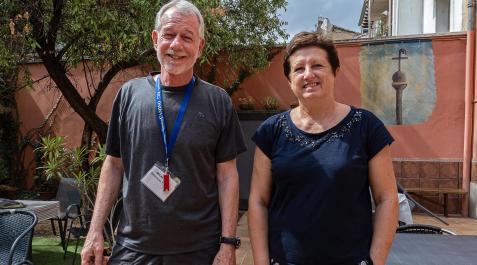 Peregrino Michael Blankschen, ayer en el albergue de Estella junto a Asun Jover, su encargada