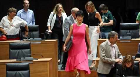 parlamento-elma-saiz La consejera de Economía y Hacienda del Gobierno de Navarra, Elma Saiz, se dirige a su asiento en el pleno del Parlamento de Navarra
