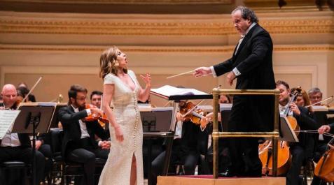 Sabina Puértolas Sabina Puértolas, durante su actuación en el Carnegie Hall de Nueva York. A la derecha, el director Juanjo Mena