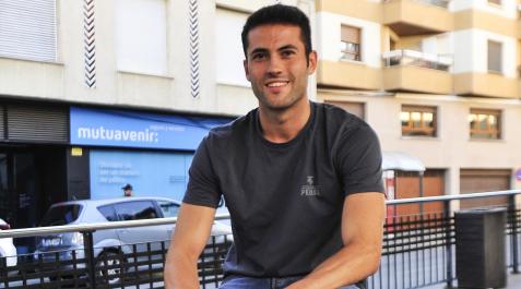 sayes Jesús Sayes, delantero del Azkoyen, sentado en un banco de Peralta