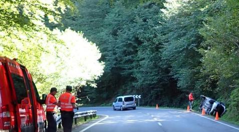 Accidente en Otsondo El turismo se ha salido de la carretera y ha volcado