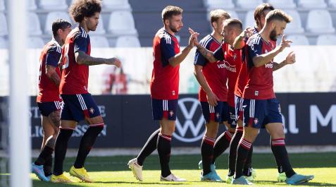 DDN_22-09-2022_16h55m (35729457) Los jugadores de Osasuna celebran el primer gol, obra de Moncayola, ante el Valladolid.