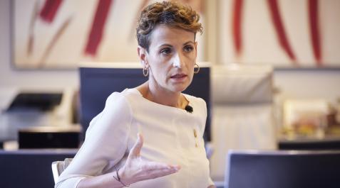Presidenta María Chivite, en su despacho, durante la entrevista