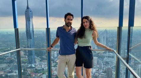 Javier Pina Urrutia y Melba Martín Redondo Javier Pina y su pareja, Melba Martín, en lo alto de la torre KL Menara, con vistas panorámicas de Kuala Lumpur
