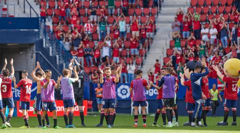 2022-1960970 Los jugadores cantan junto a la afición tras el partido ante el Getafe.