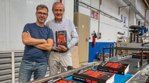 Escriot El escritor Juan Gómez-Jurado (izda.), con Jesús Uranga, director general de Estellaprint