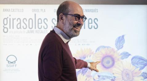 Jaime Rosales Jaime Rosales, este lunes, en los cines Golem con el cartel de 'Girasoles silvestres'