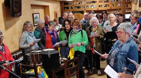 Vecinos del valle de Erro y de Burguete que participaron en el ‘Kantu Eguna’ celebrado en Burguete Vecinos del valle de Erro y de Burguete que participaron en el ‘Kantu Eguna’ celebrado en Burguete
