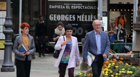 EH BIldu Bakartxo Ruiz, Laura Aznal y Adolfo Araiz, en el paseo Sarasate, rumbo al Palacio