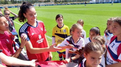 Maite Valero, rodeada de pequeñas futbolistas del Valle de Aranguren Maite Valero, rodeada de pequeñas futbolistas del Valle de Aranguren