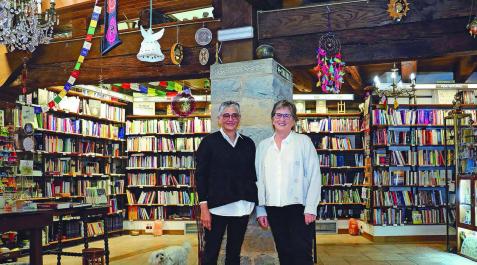 Librería Acuario Las hermanas Ana (izda.) y Carmen Fernández Marcilla, en la librería Acuario. Se sitúan sobre las baldosas de la bodega del antiguo Bar Bilbao que el marido de Carmen rescató cuando compró el espacio y se trasladó de la calle Ansoleaga al actual número 13 de la calle Campana