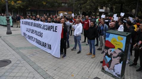 Protesta de los policías forales frente al Parlamento de Navarra Protesta de los policías forales frente al Parlamento de Navarra