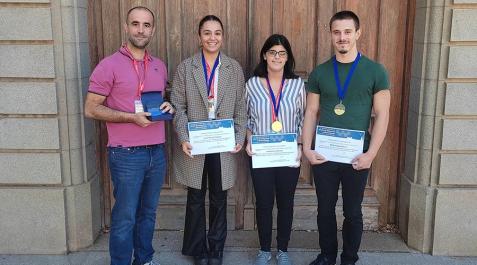 Olimpiada Nacional en Teoría de Máquinas y de Mecanismos El equipo ganador, de la UPNA, con sus diplomas y medallas. De izda. a dcha., Aitor Plaza (tutor), Andrea Tamayo, Alba Monreal y Beñat Andueza (estudiantes)