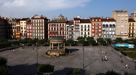 Lado este de la Plaza del Castillo Lado este de la Plaza del Castillo